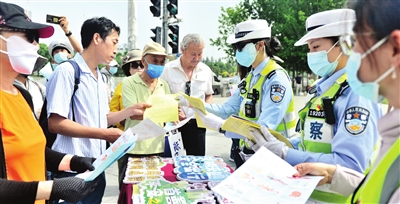 小违章大隐患 安全出行记心间 河西区开展“文明交通从我做起”主题日活动